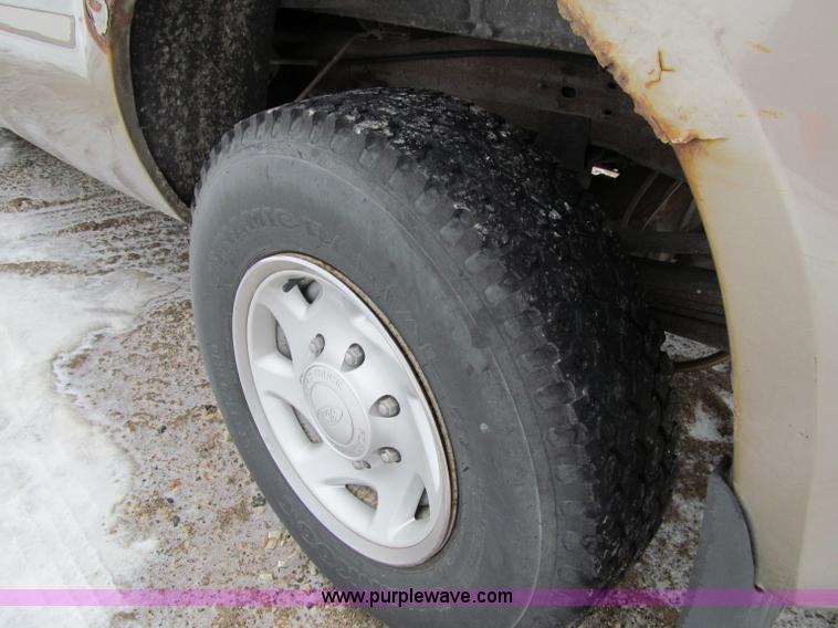 image for item D7170 2002 Ford F250 Super Duty XL pickup truck