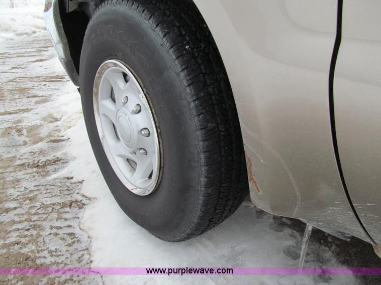 image for item D7170 2002 Ford F250 Super Duty XL pickup truck