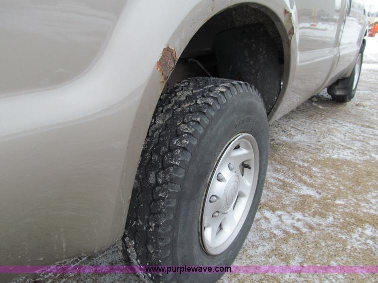 image for item D7170 2002 Ford F250 Super Duty XL pickup truck