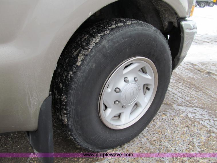 image for item D7170 2002 Ford F250 Super Duty XL pickup truck