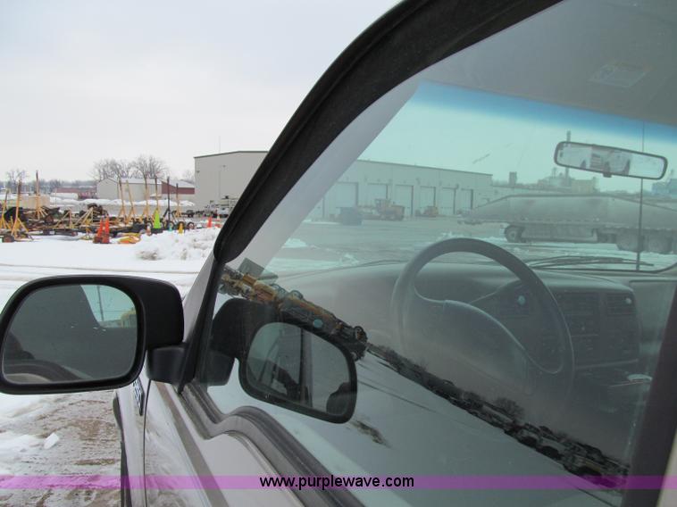 image for item D7170 2002 Ford F250 Super Duty XL pickup truck