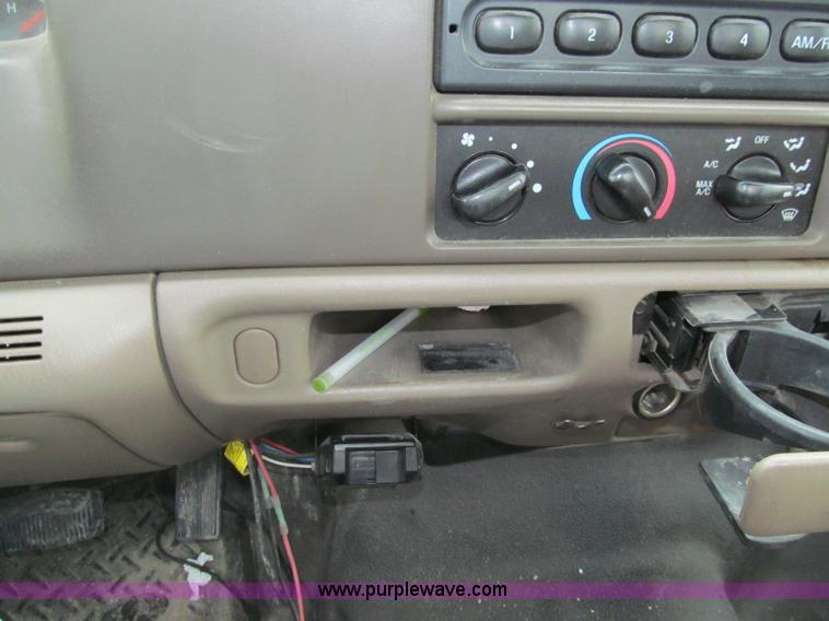 image for item D7170 2002 Ford F250 Super Duty XL pickup truck