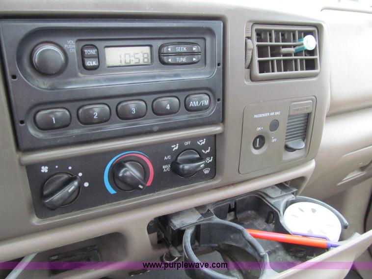 image for item D7170 2002 Ford F250 Super Duty XL pickup truck