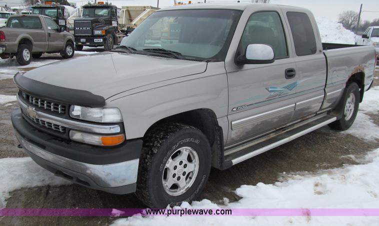 image for item D7172 2000 Chevrolet Silverado 1500 LT Z71 Extended Cab pickup truck