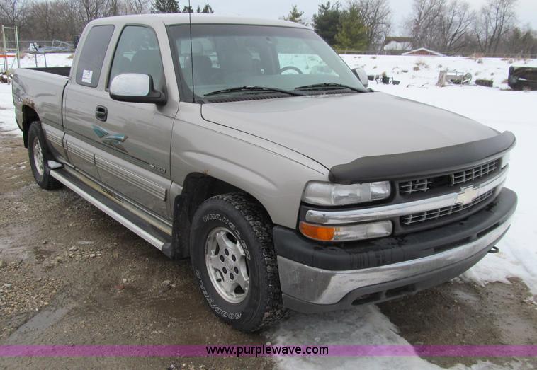 image for item D7172 2000 Chevrolet Silverado 1500 LT Z71 Extended Cab pickup truck