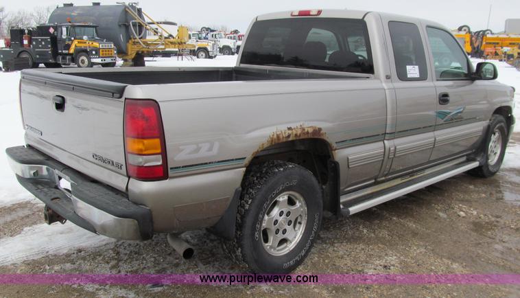 image for item D7172 2000 Chevrolet Silverado 1500 LT Z71 Extended Cab pickup truck