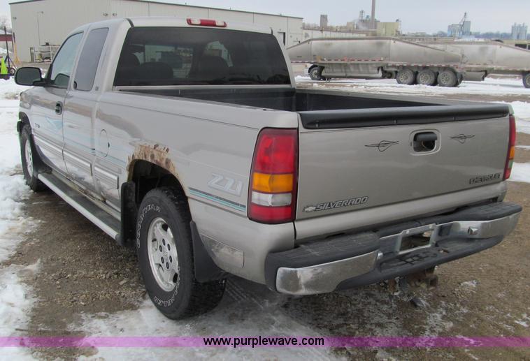 image for item D7172 2000 Chevrolet Silverado 1500 LT Z71 Extended Cab pickup truck