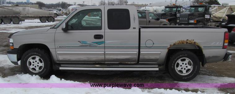 image for item D7172 2000 Chevrolet Silverado 1500 LT Z71 Extended Cab pickup truck