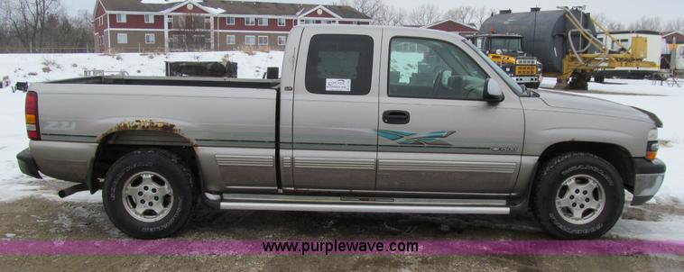 image for item D7172 2000 Chevrolet Silverado 1500 LT Z71 Extended Cab pickup truck