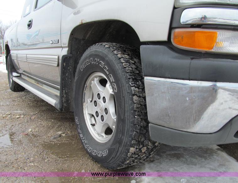 image for item D7172 2000 Chevrolet Silverado 1500 LT Z71 Extended Cab pickup truck