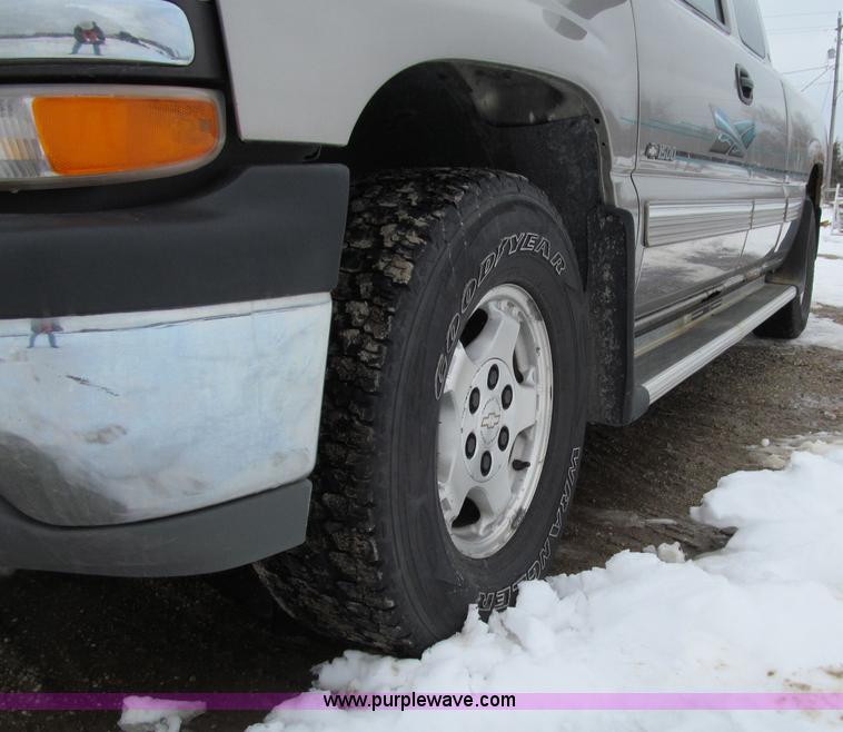 image for item D7172 2000 Chevrolet Silverado 1500 LT Z71 Extended Cab pickup truck