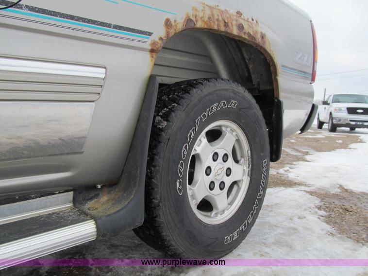 image for item D7172 2000 Chevrolet Silverado 1500 LT Z71 Extended Cab pickup truck