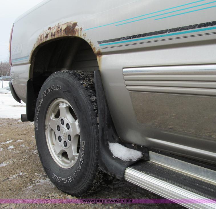 image for item D7172 2000 Chevrolet Silverado 1500 LT Z71 Extended Cab pickup truck