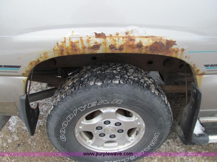 image for item D7172 2000 Chevrolet Silverado 1500 LT Z71 Extended Cab pickup truck