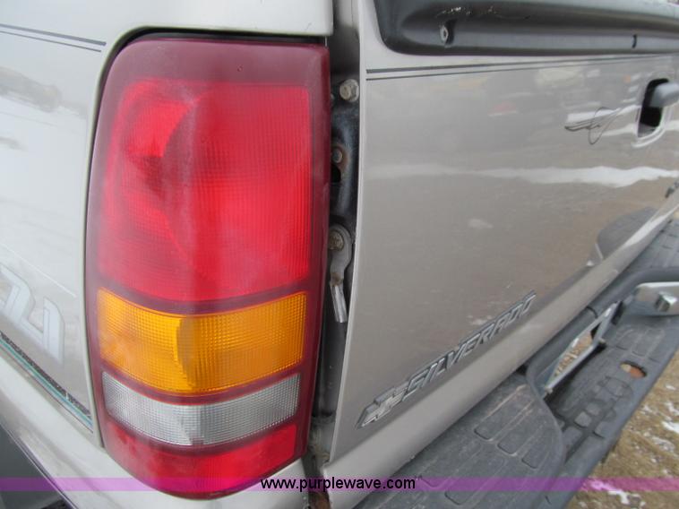 image for item D7172 2000 Chevrolet Silverado 1500 LT Z71 Extended Cab pickup truck