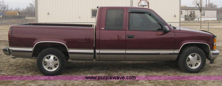 image for item E3126 1998 Chevrolet Silverado 1500 Extended Cab pickup truck
