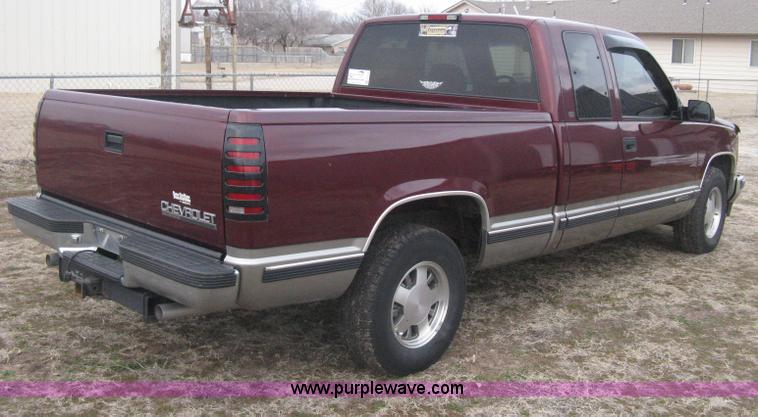 image for item E3126 1998 Chevrolet Silverado 1500 Extended Cab pickup truck