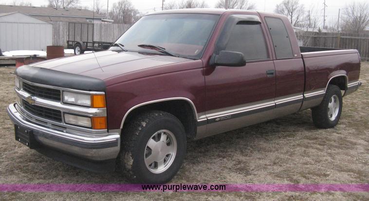 image for item E3126 1998 Chevrolet Silverado 1500 Extended Cab pickup truck