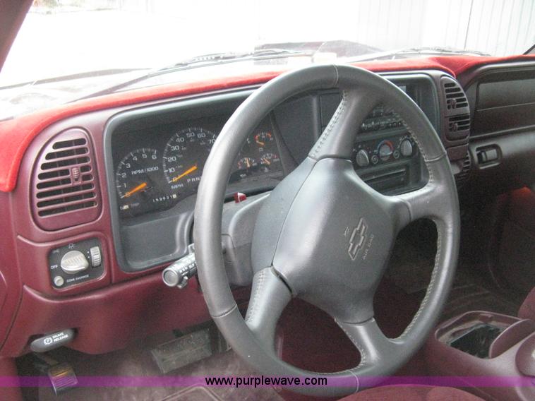 image for item E3126 1998 Chevrolet Silverado 1500 Extended Cab pickup truck