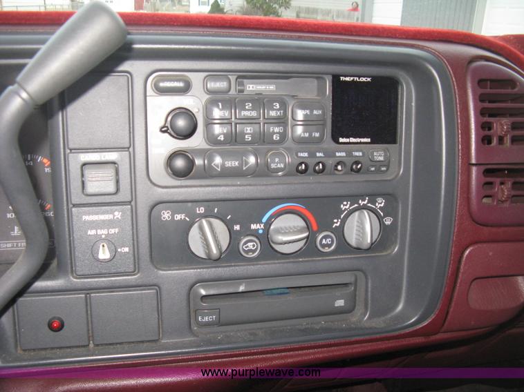 image for item E3126 1998 Chevrolet Silverado 1500 Extended Cab pickup truck