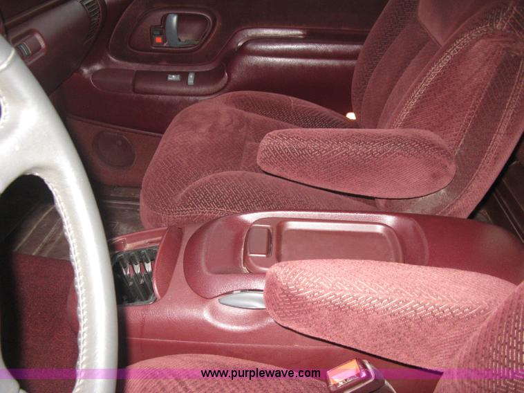 image for item E3126 1998 Chevrolet Silverado 1500 Extended Cab pickup truck