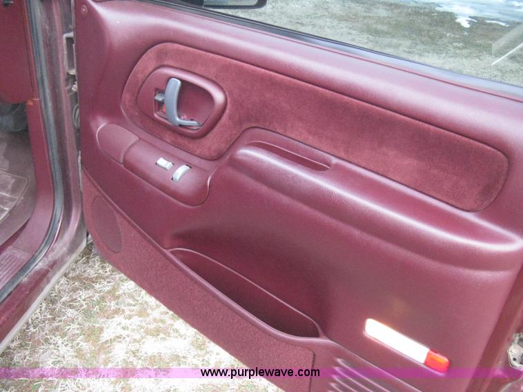 image for item E3126 1998 Chevrolet Silverado 1500 Extended Cab pickup truck