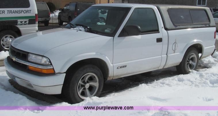 image for item E3800 2001 Chevrolet S10 LS pickup truck