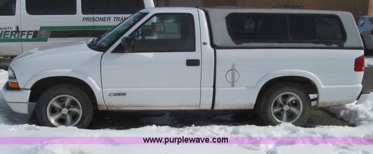 image for item E3800 2001 Chevrolet S10 LS pickup truck