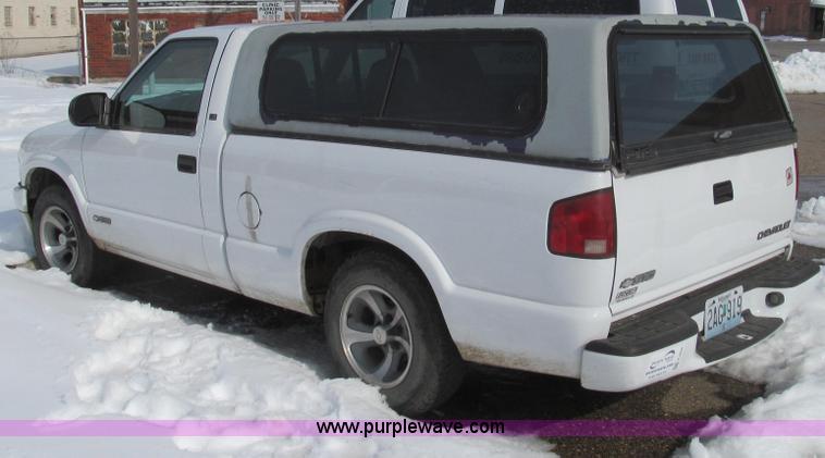 image for item E3800 2001 Chevrolet S10 LS pickup truck