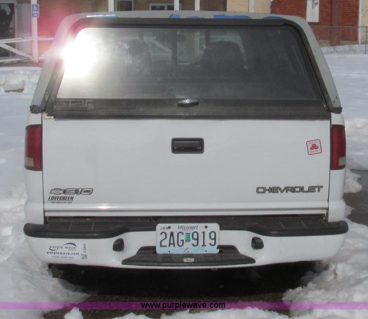 image for item E3800 2001 Chevrolet S10 LS pickup truck