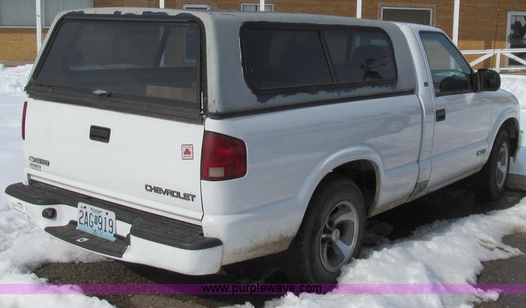 image for item E3800 2001 Chevrolet S10 LS pickup truck