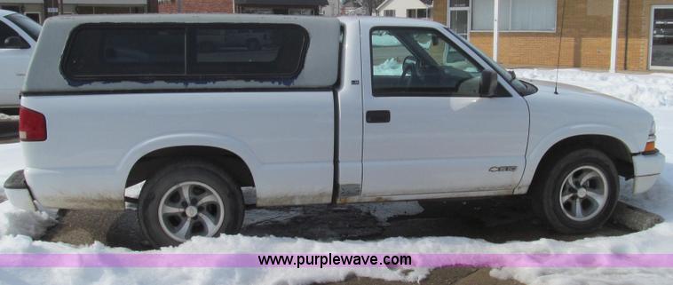 image for item E3800 2001 Chevrolet S10 LS pickup truck