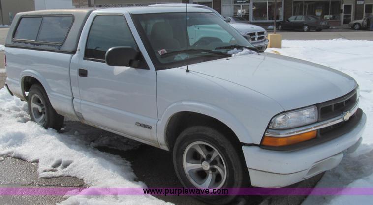 image for item E3800 2001 Chevrolet S10 LS pickup truck