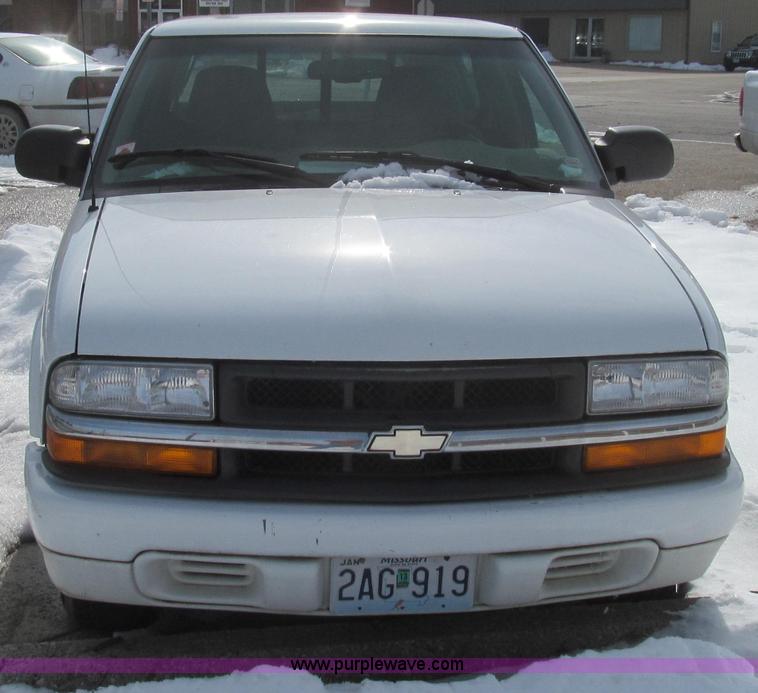image for item E3800 2001 Chevrolet S10 LS pickup truck