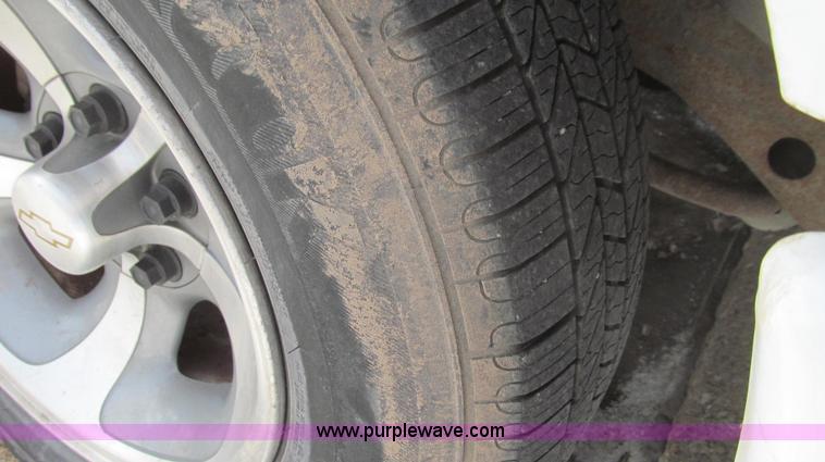 image for item E3800 2001 Chevrolet S10 LS pickup truck