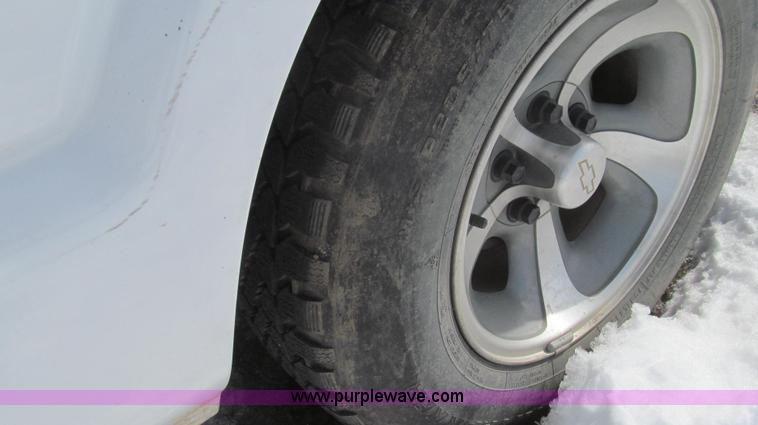 image for item E3800 2001 Chevrolet S10 LS pickup truck