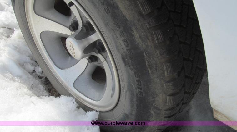 image for item E3800 2001 Chevrolet S10 LS pickup truck