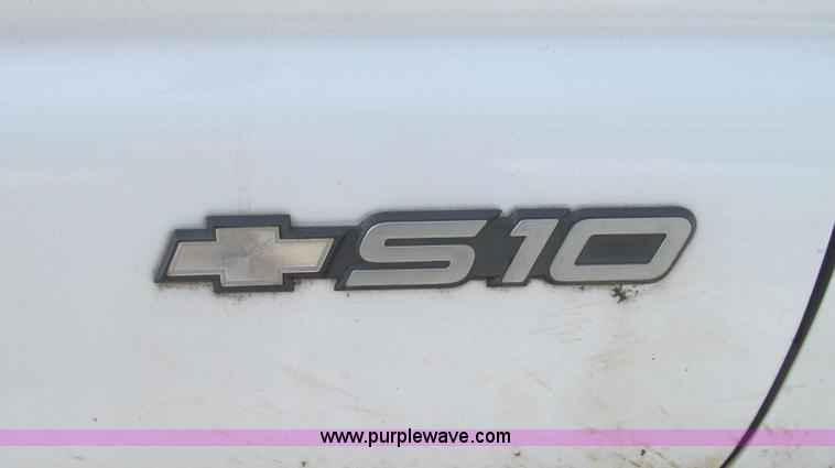 image for item E3800 2001 Chevrolet S10 LS pickup truck