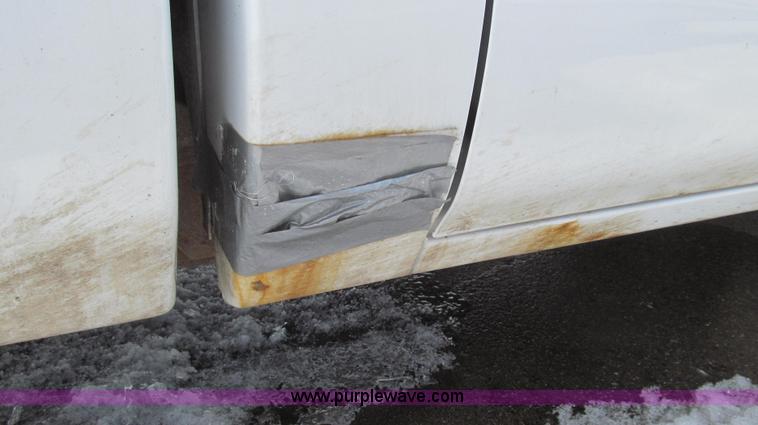 image for item E3800 2001 Chevrolet S10 LS pickup truck