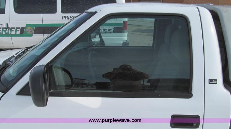 image for item E3800 2001 Chevrolet S10 LS pickup truck