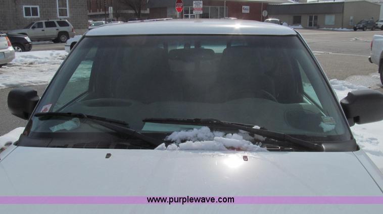 image for item E3800 2001 Chevrolet S10 LS pickup truck