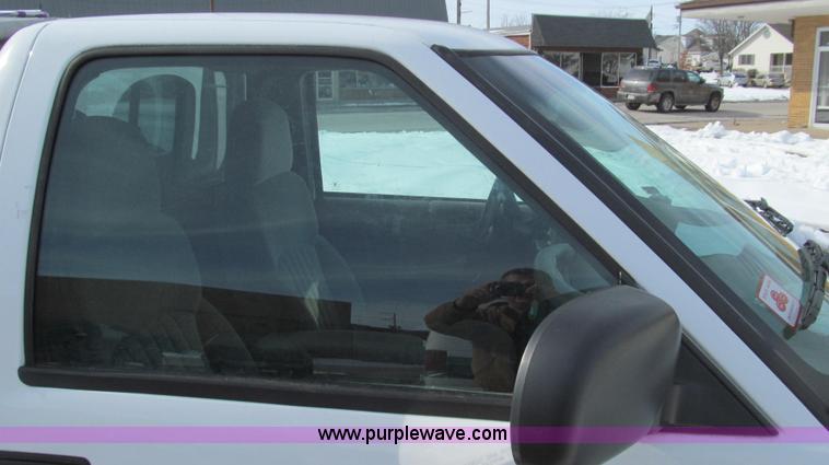 image for item E3800 2001 Chevrolet S10 LS pickup truck