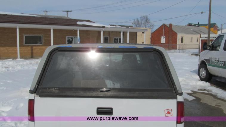 image for item E3800 2001 Chevrolet S10 LS pickup truck