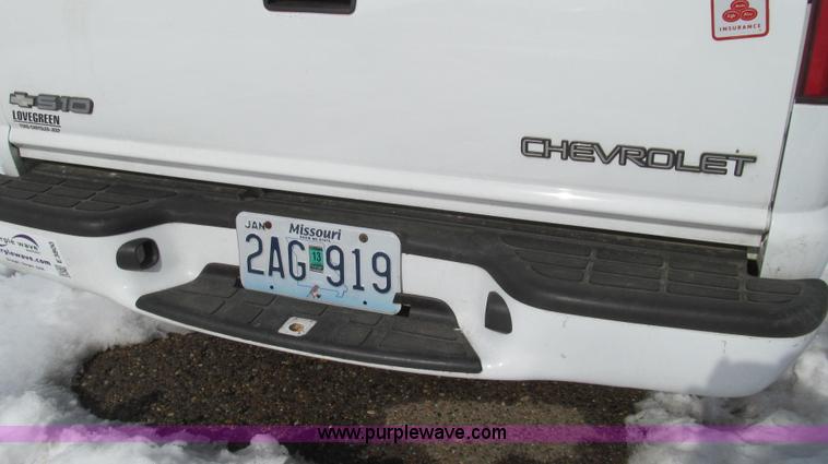 image for item E3800 2001 Chevrolet S10 LS pickup truck