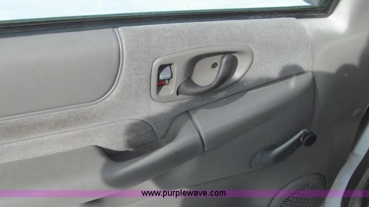 image for item E3800 2001 Chevrolet S10 LS pickup truck