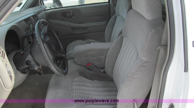 image for item E3800 2001 Chevrolet S10 LS pickup truck