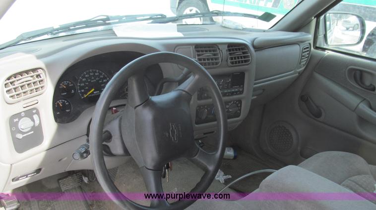 image for item E3800 2001 Chevrolet S10 LS pickup truck