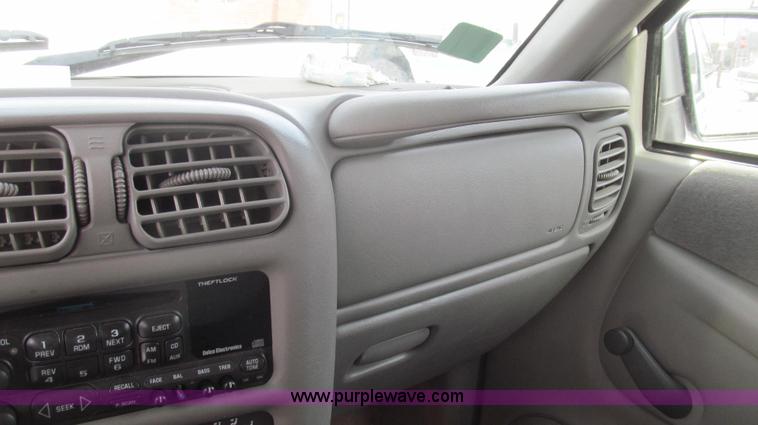 image for item E3800 2001 Chevrolet S10 LS pickup truck