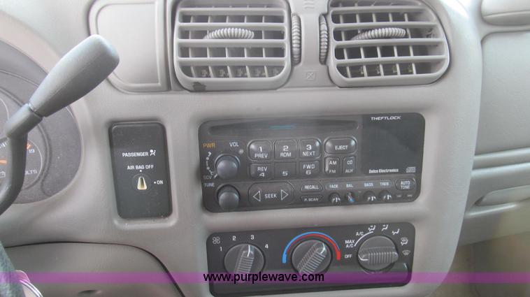 image for item E3800 2001 Chevrolet S10 LS pickup truck