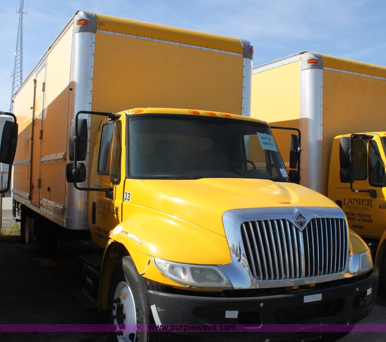 image for item E8128 2004 International DuraStar 4300 box truck